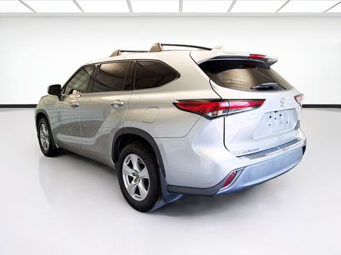 Used 2021 Toyota Highlander L FWD image 6
