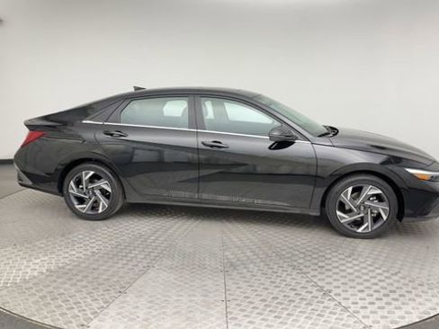 Certified 2025 Hyundai Elantra Limited image 9