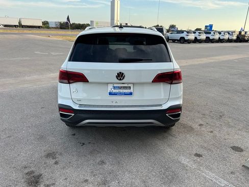 Used 2022 Volkswagen Taos SE FWD image 3