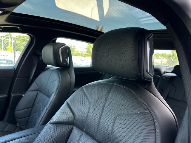 Used 2023 BMW 740i w/ Parking Assistance Package RWD image 16