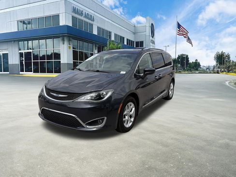 Used 2020 Chrysler Pacifica Touring-L w/ Tire & Wheel Group image 9