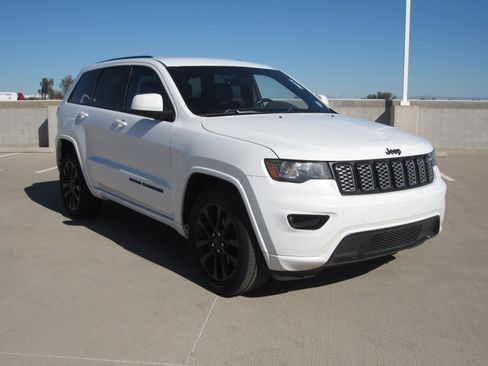 Used 2018 Jeep Grand Cherokee Altitude image 2