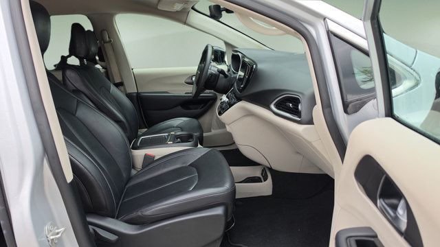 Used 2024 Chrysler Pacifica Touring-L FWD image 13
