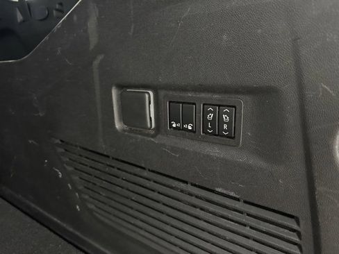 Used 2023 Chevrolet Suburban Premier image 43