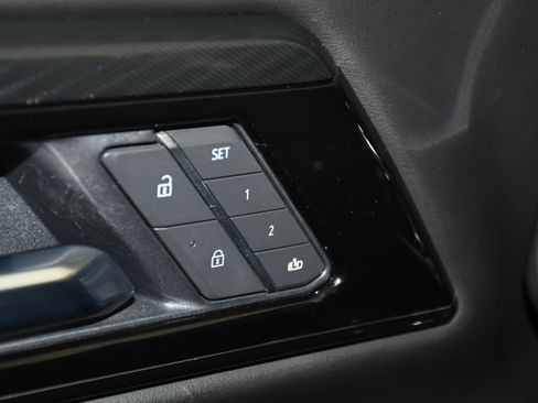 Used 2025 GMC Yukon AT4 AWD/4WD image 36
