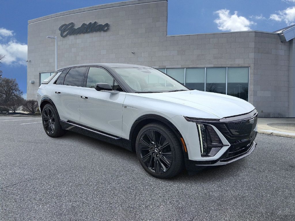 New 2027 Cadillac Lyriq Signature Sport w/ LPO, Floor Liner Package AWD/4WD image 2