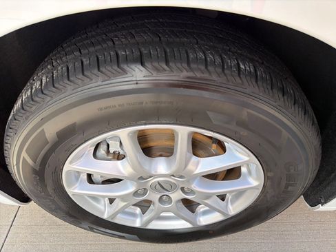 Used 2023 Chrysler Pacifica Touring-L FWD image 11