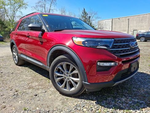 Used 2022 Ford Explorer XLT w/ Equipment Group 202A image 2
