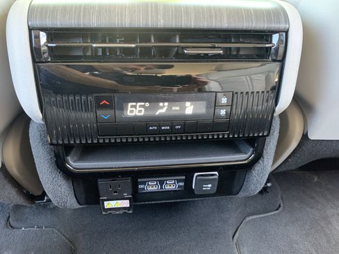 Used 2024 Jeep Wagoneer L Series II w/ Flexible Seating Group AWD/4WD image 30