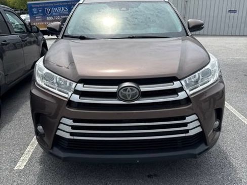 Used 2019 Toyota Highlander XLE FWD image 1