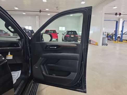 Used 2025 Chevrolet Suburban High Country AWD/4WD image 34