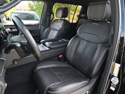 Used 2022 Jeep Grand Wagoneer Series II AWD/4WD image 16