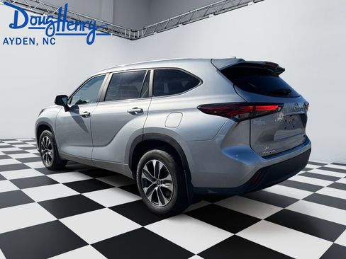 Used 2024 Toyota Highlander XLE image 3