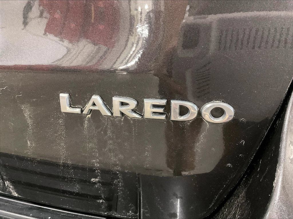 Used 2017 Jeep Grand Cherokee Laredo w/ Quick Order Package 23E AWD/4WD image 11