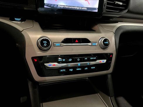 Used 2023 Ford Explorer XLT AWD/4WD image 15