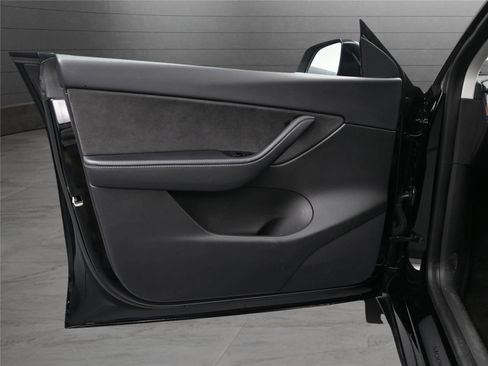 Used 2021 Tesla Model Y Long Range image 9