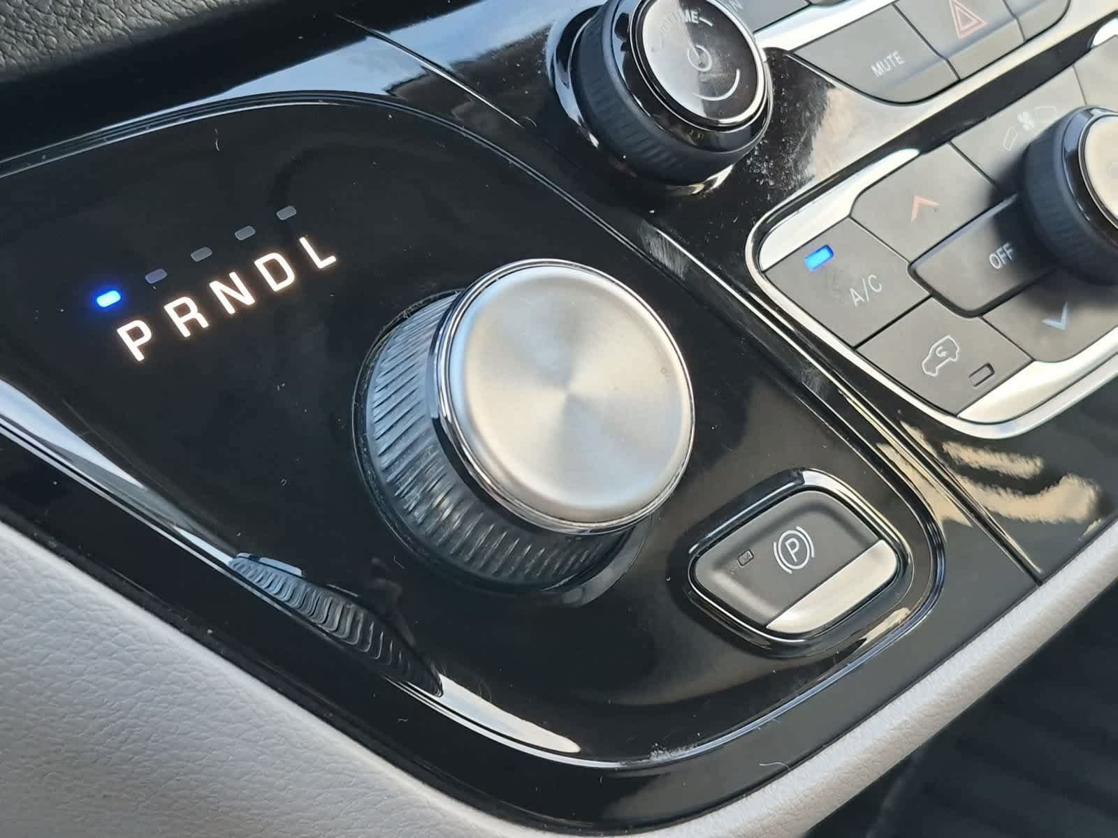 Used 2020 Chrysler Pacifica Touring-L w/ Advanced Safetytec Group FWD image 32