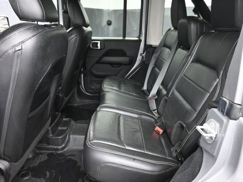 Used 2018 Jeep Wrangler Unlimited Sahara AWD/4WD image 12