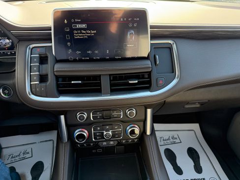 Used 2023 GMC Yukon SLT w/ SLT Premium Package image 8