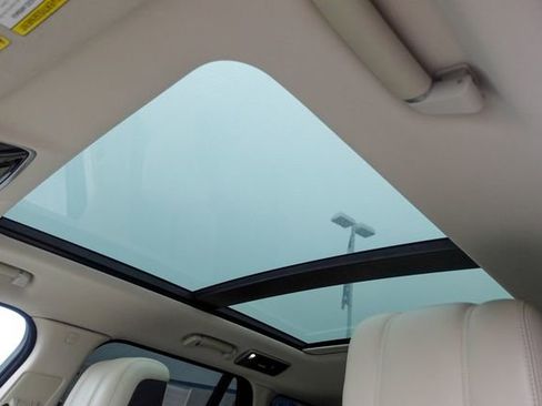 Used 2019 Land Rover Range Rover HSE image 24