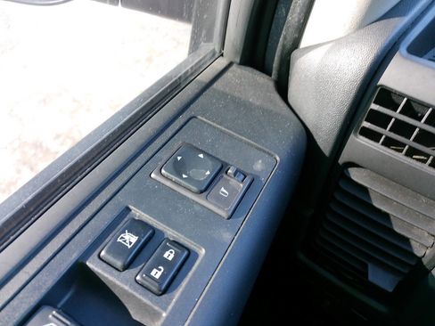 Used 2012 Nissan Titan SV w/ SV Value Truck Pkg image 9