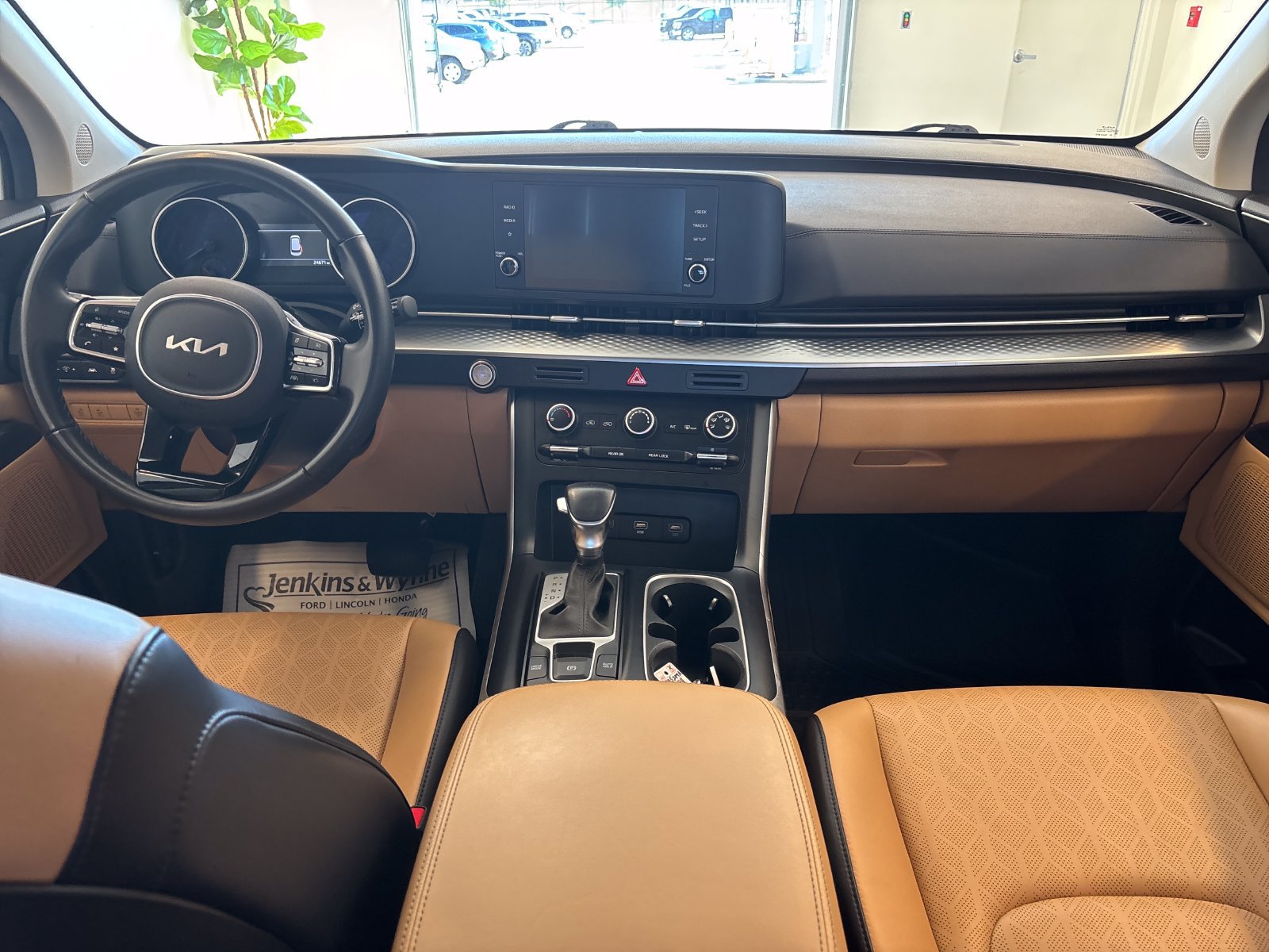 Used 2024 Kia Carnival LX FWD image 8