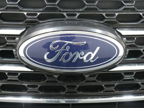 Used 2022 Ford Explorer XLT w/ Equipment Group 202A AWD/4WD image 12