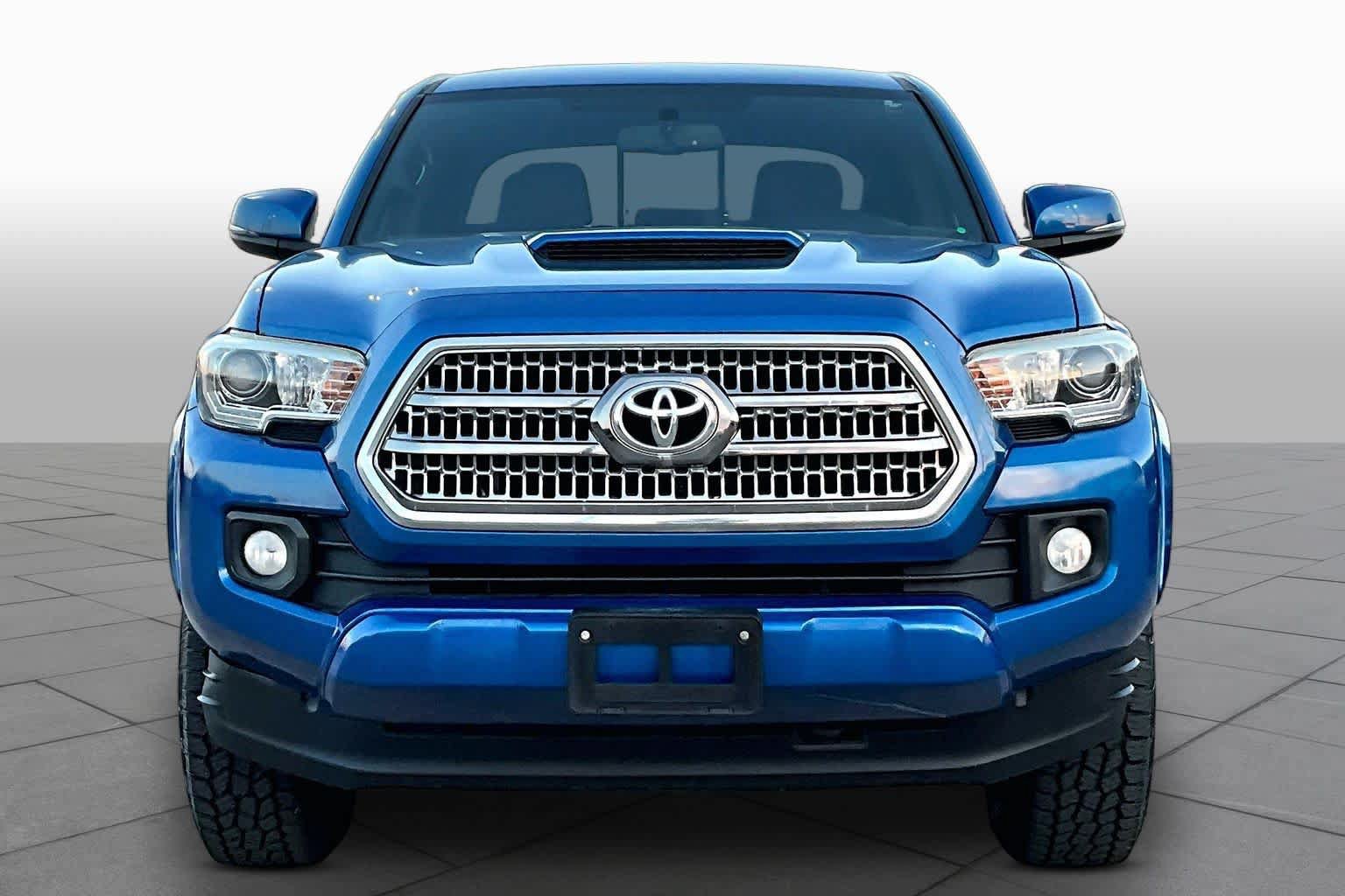 Used 2017 Toyota Tacoma TRD Sport w/ Tow Package RWD image 4
