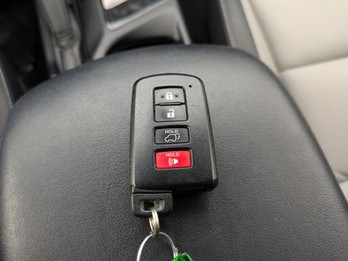 Used 2018 Toyota RAV4 Limited FWD image 31