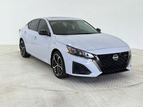 Used 2024 Nissan Altima 2.5 SR w/ SR Premium Package image 7