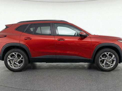 Used 2025 Chevrolet Trax LT w/ LT Convenience Package FWD image 11