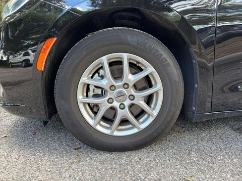 Used 2024 Chrysler Pacifica Touring-L FWD image 28