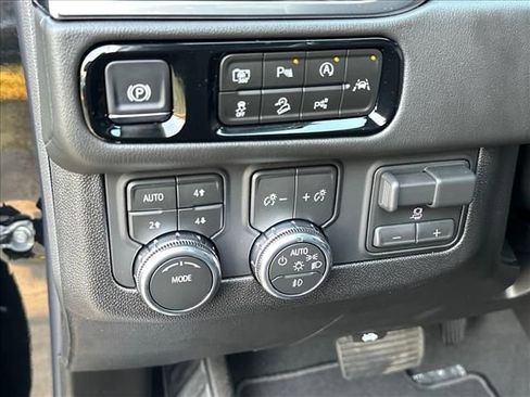 New 2026 GMC Yukon Elevation w/ Elevation Premium Package AWD/4WD image 32