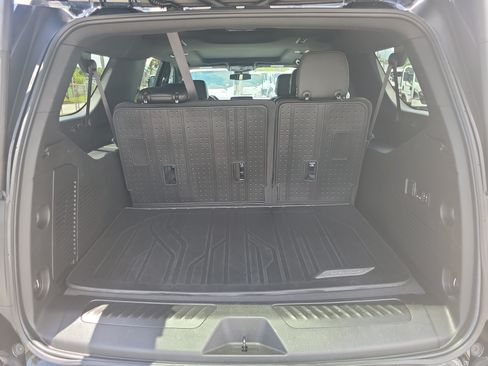 Used 2023 Chevrolet Suburban LT w/ Luxury Package RWD image 13