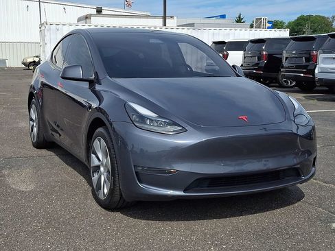 Used 2023 Tesla Model Y Long Range AWD/4WD image 2