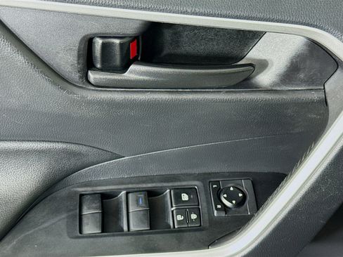 Used 2019 Toyota RAV4 LE image 22