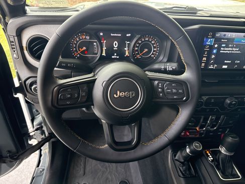 Used 2024 Jeep Gladiator Sport AWD/4WD image 17