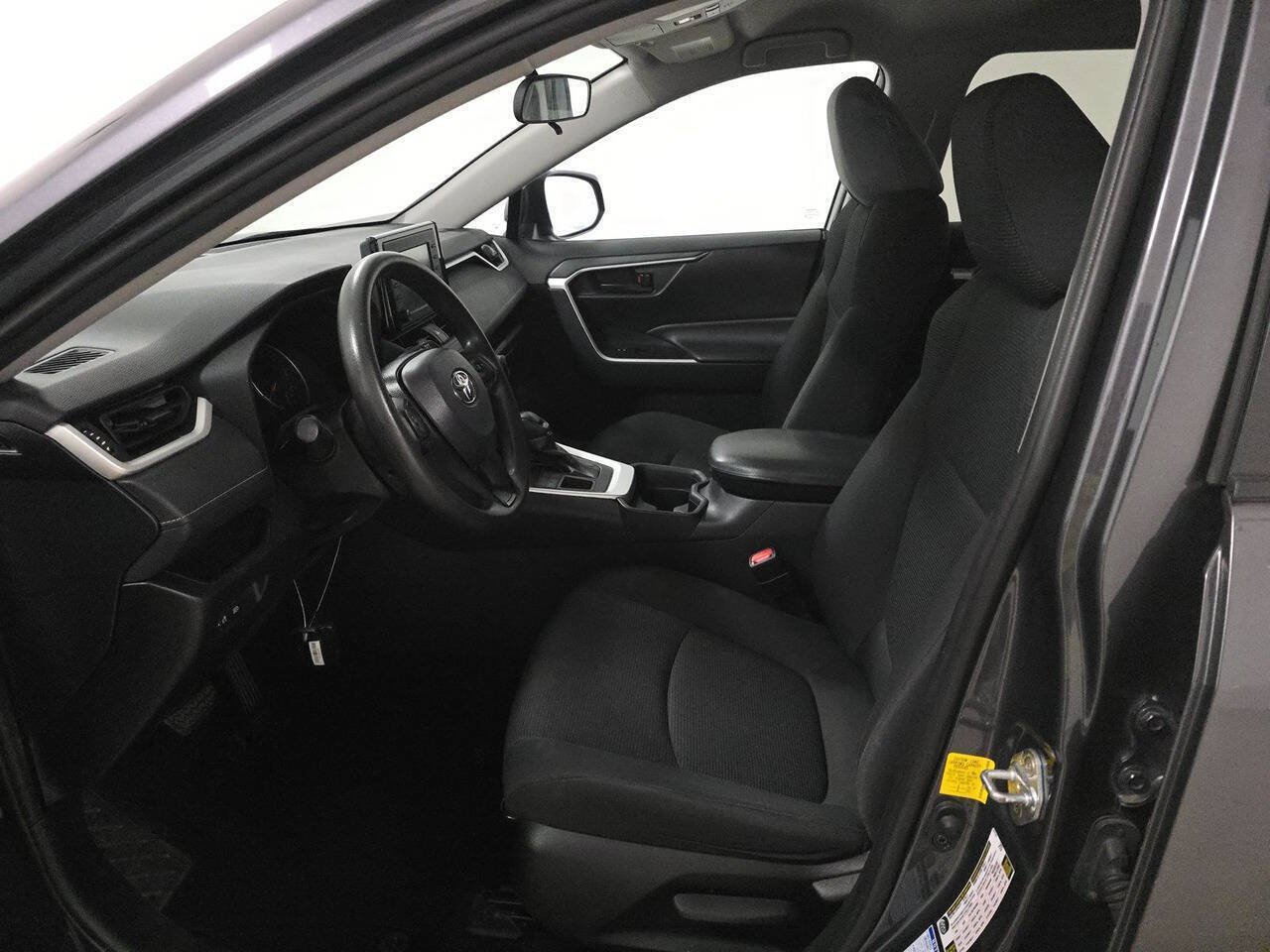 Used 2020 Toyota RAV4 LE AWD/4WD image 6