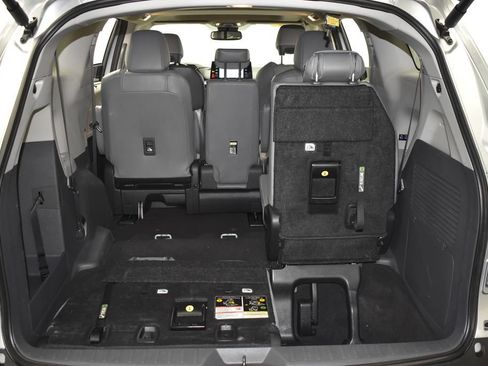 Used 2024 Toyota Sienna XLE FWD image 37