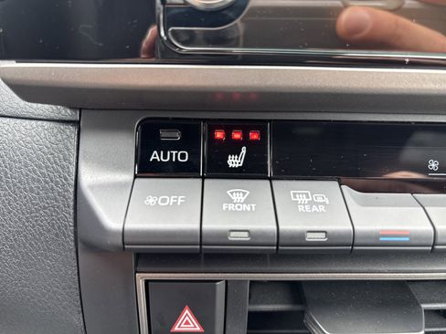 Used 2025 Toyota Camry SE w/ Convenience Package image 27