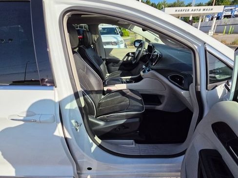 Used 2023 Chrysler Pacifica Limited FWD image 25