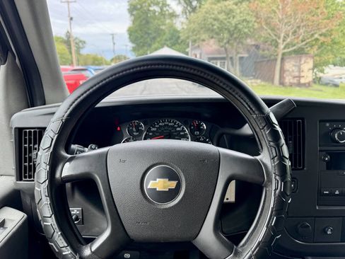 Used 2014 Chevrolet Express 2500 RWD image 10