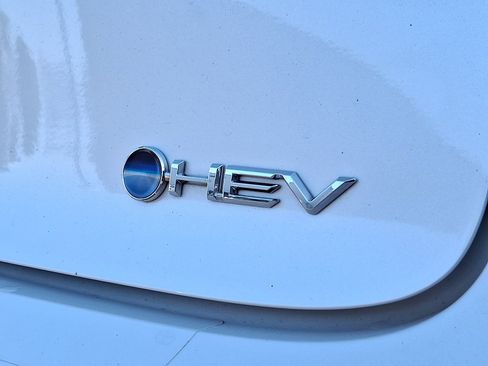 Used 2023 Toyota Prius LE FWD image 4