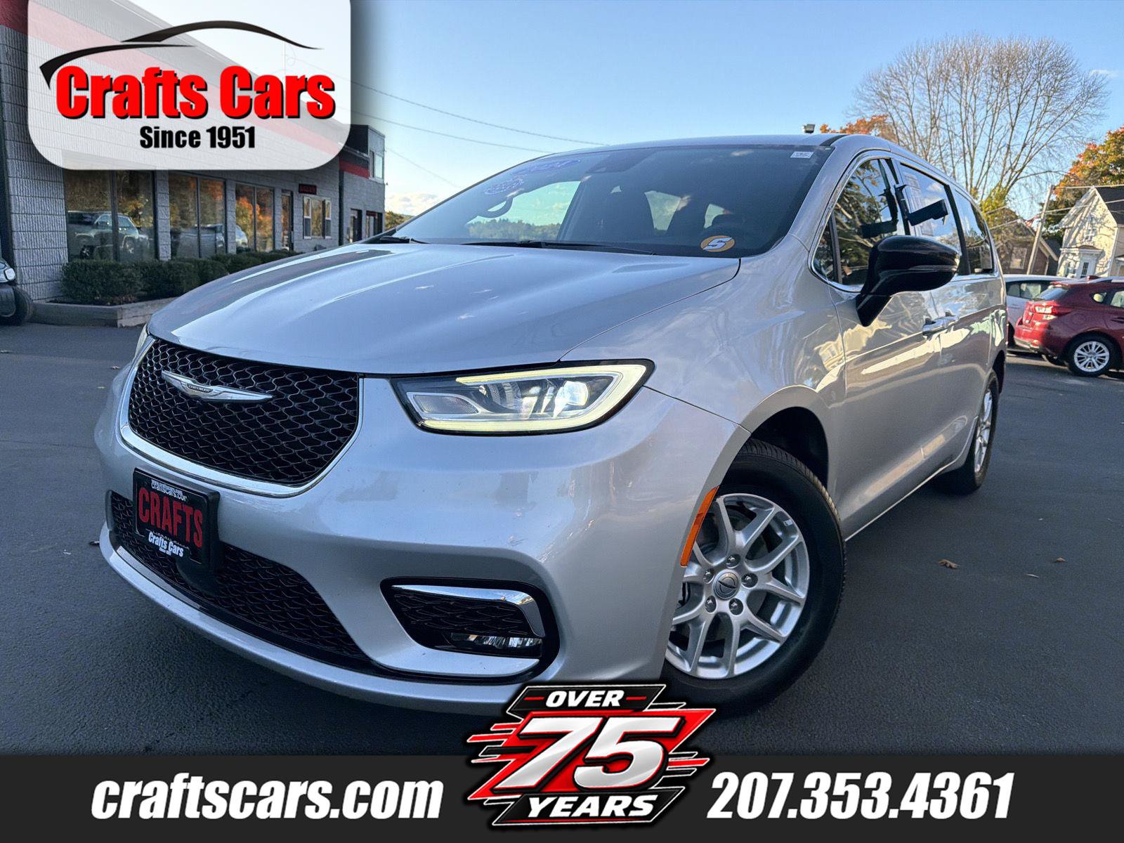 Used 2024 Chrysler Pacifica Touring-L FWD image 1