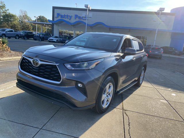Used 2021 Toyota Highlander LE FWD image 4