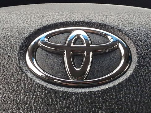 Used 2023 Toyota Venza LE image 31