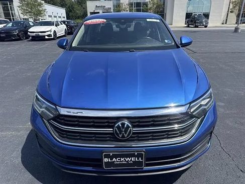 Used 2024 Volkswagen Jetta SE FWD image 2