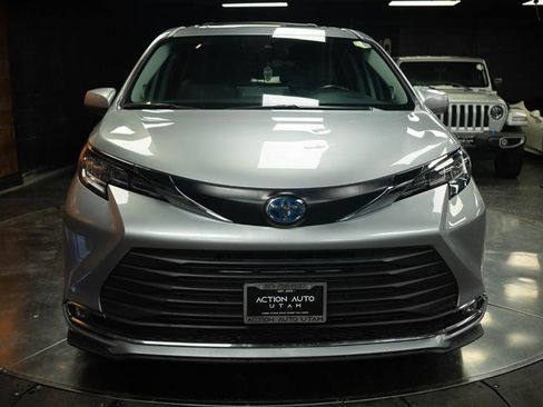 Used 2022 Toyota Sienna XLE w/ XLE Plus Package AWD/4WD image 3