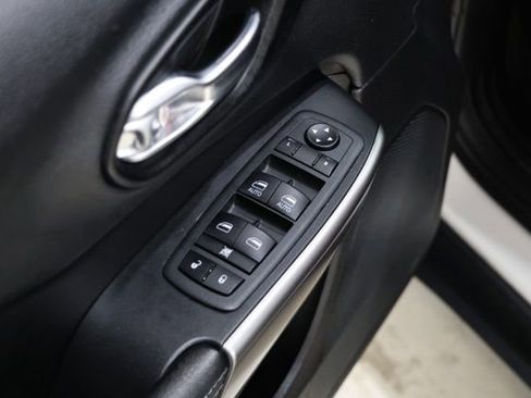 Used 2021 Jeep Cherokee Latitude Plus FWD image 17