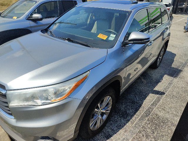 Used 2014 Toyota Highlander XLE FWD image 4